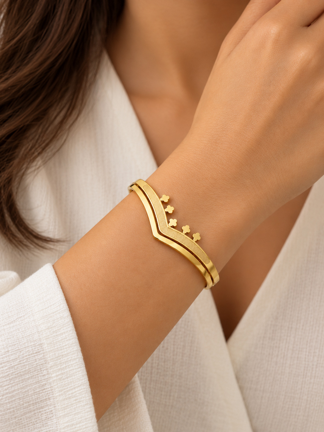 Elegant Gold Chevron Clover Bangle